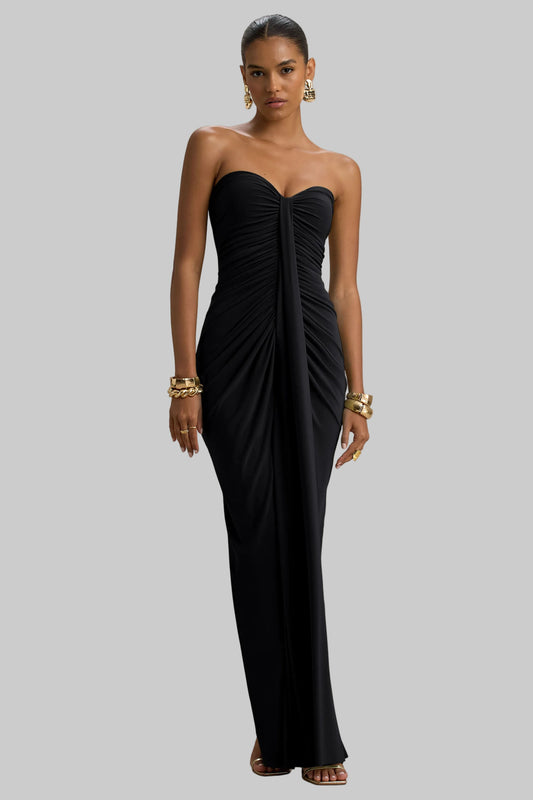 Astrielle | Lång svart klänning Med Hjärtformad Halsringning Draperad